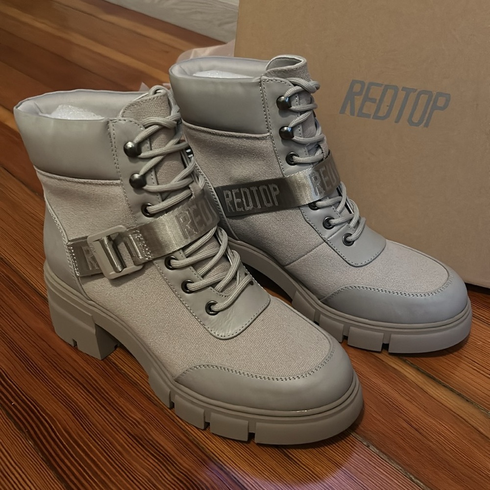 NWT! Stylish & SUPER Comfy Gray Combat Boots